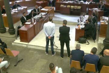 Los policías acusados de reventar un ojo a Roger Español aducen que estaban en “peligro extremo”