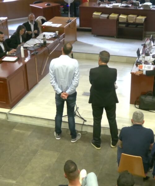 Los policías acusados de reventar un ojo a Roger Español aducen que estaban en “peligro extremo”