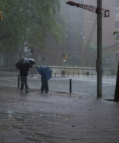 La Aemet decreta aviso rojo por lluvias torrenciales en Castellón, Valencia y Tarragona