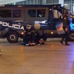 Desfile del Día de la Hispanidad y reacciones políticas en directo | Tres detenidos y un policía herido después de que un grupo de extrema derecha increpara a los acampados de Sol