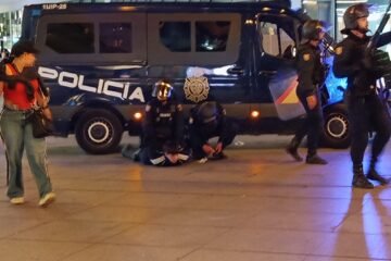 Desfile del Día de la Hispanidad y reacciones políticas en directo | Tres detenidos y un policía herido después de que un grupo de extrema derecha increpara a los acampados de Sol
