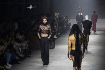 La 080 Barcelona Fashion cierra una semana de moda con viajes en todas direcciones