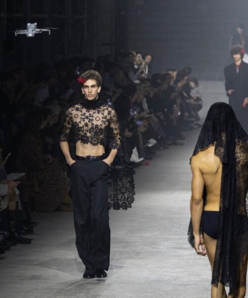 La 080 Barcelona Fashion cierra una semana de moda con viajes en todas direcciones