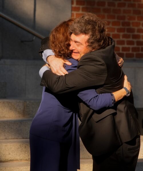 Ayuso y Milei, un encuentro inoportuno zanjado con un abrazo entusiasta
