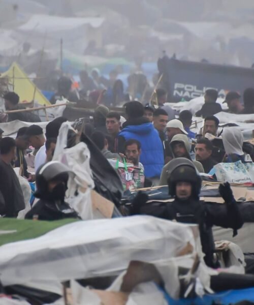 La Policía empieza a desalojar el asentamiento de migrantes de la playa de El Trampolín de Ceuta