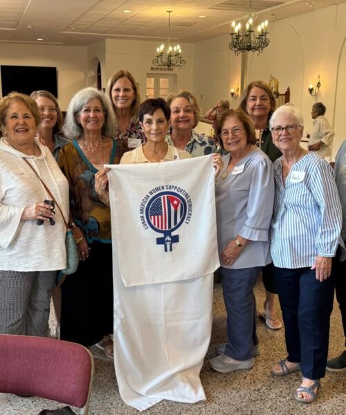 Las 300 mujeres de la tercera edad que rompen el molde de los cubanoamericanos en Miami: “Ni todos somos republicanos, ni todos trumpistas”