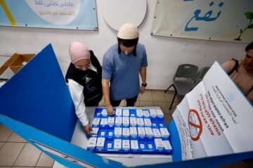 Elecciones en Israel 2026, en directo | Los sondeos a pie de urna dan un resultado muy ajustado entre Netanyahu y la oposición con un castigo al Gobierno