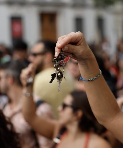 Decenas de jóvenes acampan en la Plaza del Ayuntamiento de Valencia tras la manifestación por la vivienda de este sábado
