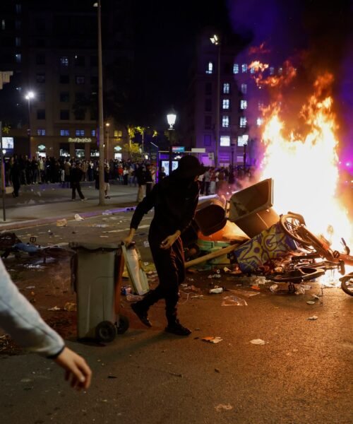 Cien detenidos por los disturbios en el centro de Barcelona