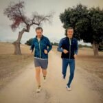 Sánchez publica un vídeo corriendo por una dehesa con el vicepresidente Cuerpo: “¡A por cuatro más!”