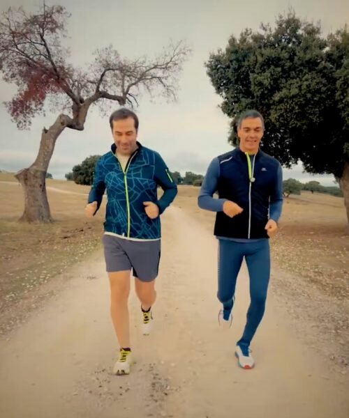 Sánchez publica un vídeo corriendo por una dehesa con el vicepresidente Cuerpo: “¡A por cuatro más!”