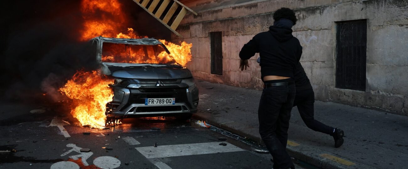 El regreso de los ‘chalecos amarillos’ y la rabia estudiantil incendian Francia