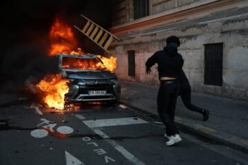 El regreso de los ‘chalecos amarillos’ y la rabia estudiantil incendian Francia