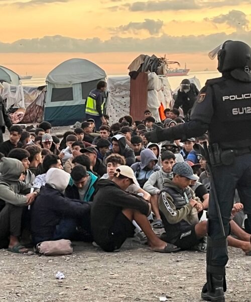 La Policía se despliega en El Guano para desalojar otro asentamiento de inmigrantes en Ceuta 48 horas antes de la visita de los Reyes