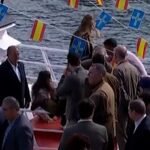 La Reina sufre un traspié a bordo de una embarcación pesquera durante su visita a Llanes
