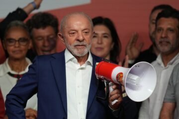 Lula admite que el resultado electoral es “inesperado” y ataca a Bolsonaro por sus lazos con el crimen