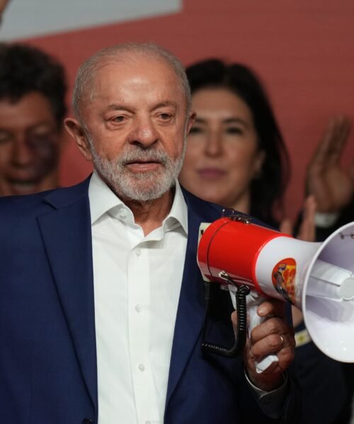 Lula admite que el resultado electoral es “inesperado” y ataca a Bolsonaro por sus lazos con el crimen