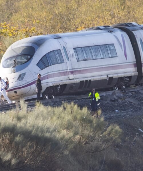 Última hora y reacciones tras el accidente de trenes de Urda, en directo | El Instituto de Medicina Legal de Toledo ha recibido ya los 69 cadáveres y realizado 48 autopsias
