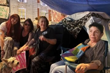 Tres amigas, del 15-M a la acampada por la vivienda: “Llevamos toda la vida en la calle”