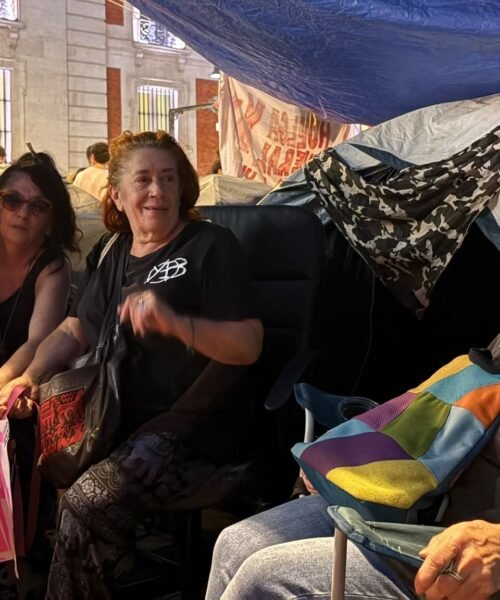 Tres amigas, del 15-M a la acampada por la vivienda: “Llevamos toda la vida en la calle”