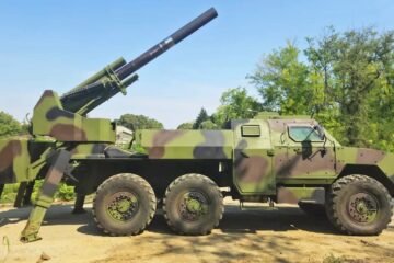 El mortero gigante que Serbia ha montado en un camión y dispara proyectiles de 100 kilos a 12 km