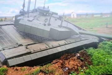 Rusia prueba un tanque robot con cañón de 125 mm para apoyar unidades de asalto que termina atascado en el barro