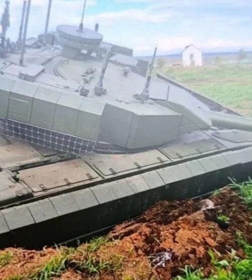 Rusia prueba un tanque robot con cañón de 125 mm para apoyar unidades de asalto que termina atascado en el barro